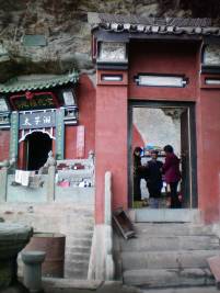 Besuch bei dem daoistischen M&ouml;nch der oberhalb des Tempels in einer H&ouml;hle lebt
